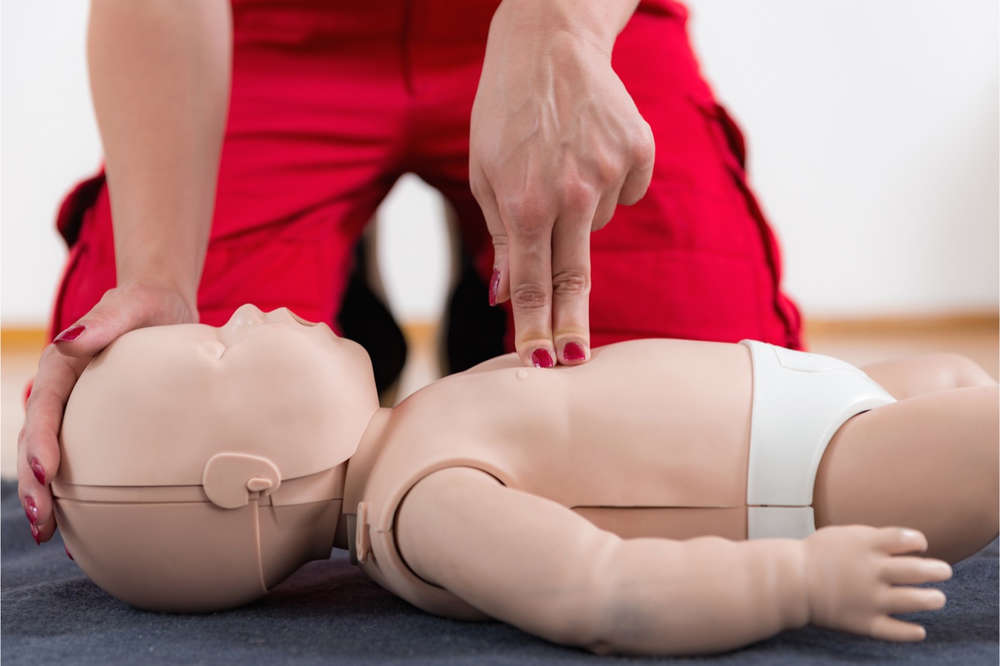 Herzdruckmassage an einer Übungspuppe im Erste-Hilfe-Kurs